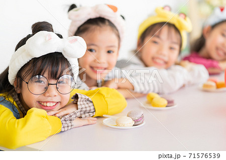 Group of kid, eating 71576539