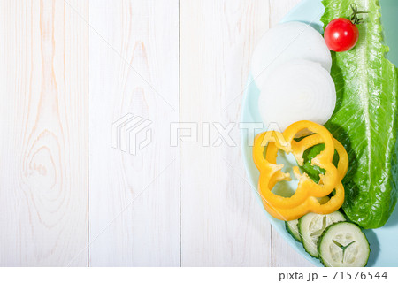 Green salad, onion rings, cherry tomatoes, sweet pepper and cucumber 71576544