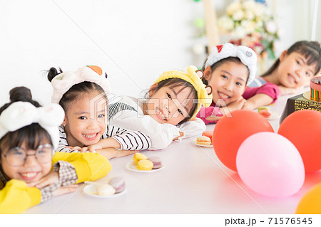 Group of kid, eating 71576545