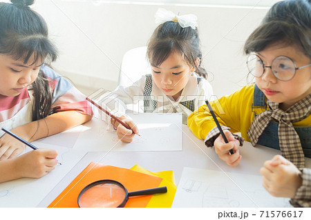 Children studying 71576617