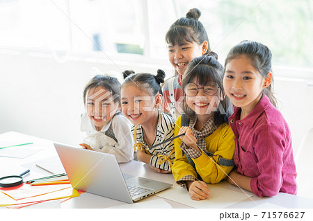 Group of kid, technology Group of kid, technology 71576627