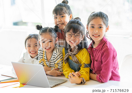 Group of kid, technology Group of kid, technology 71576629