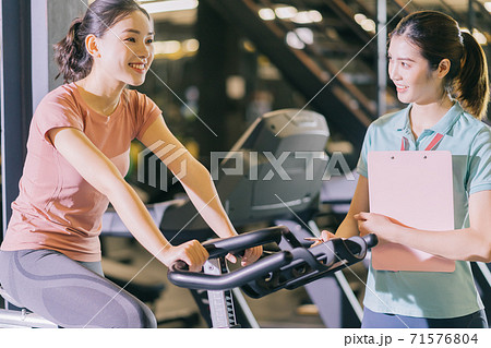 Woman gym, trainer 71576804