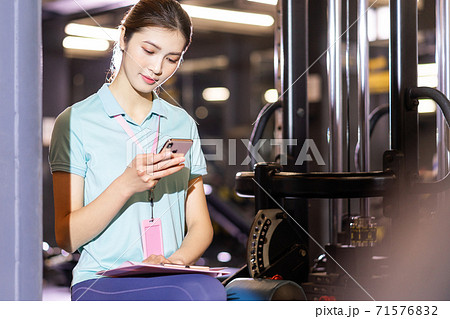 Woman personal trainer, gym 71576832