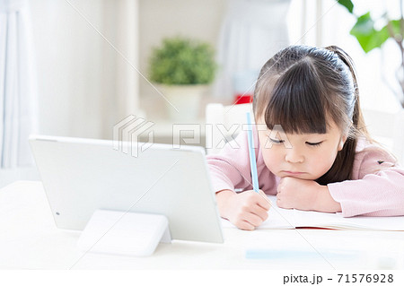 オンラインで授業を受ける女の子（タブレット） 71576928