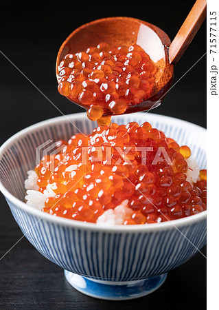 イクラ醤油漬けをご飯にかける 71577115