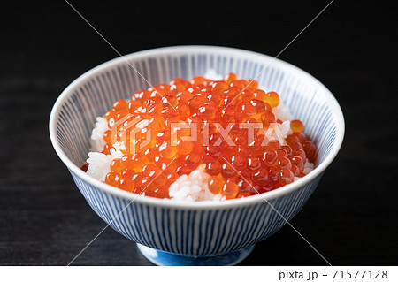 ご飯にかけた、いくら醤油漬け 71577128