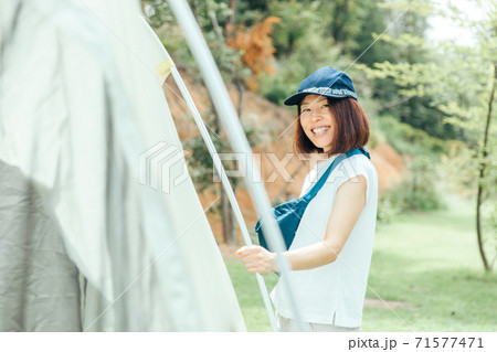 テントを組み立てる テントを組み立てる 71577471