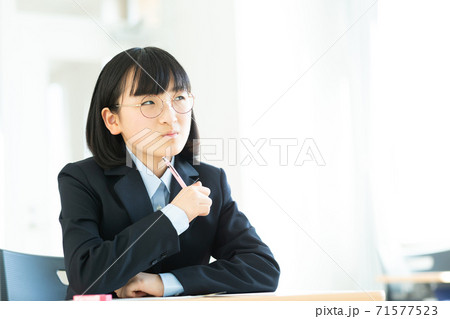 授業を受ける女子中学生 71577523