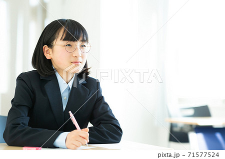 授業を受ける女子中学生 授業を受ける女子中学生 71577524