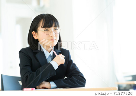 授業を受ける女子中学生 71577526