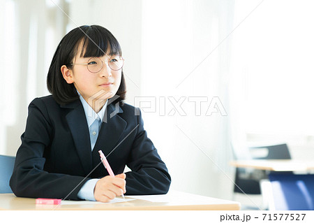 授業を受ける女子中学生 授業を受ける女子中学生 71577527