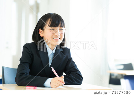 授業を受ける女子中学生 授業を受ける女子中学生 71577580