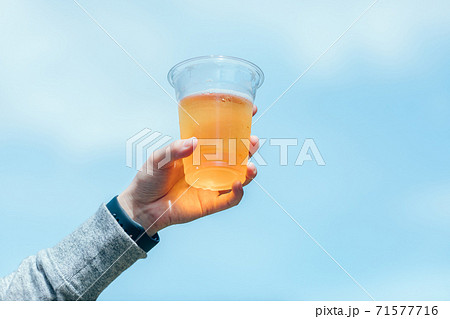バーベキューでビールを飲む女性 71577716