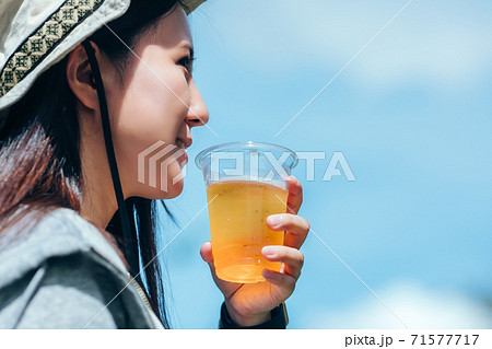 バーベキューでビールを飲む女性 71577717