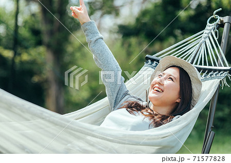 ハンモックで寝る女性の写真素材
