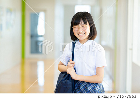 学校生活を楽しむ女子中学生 学校生活を楽しむ女子中学生 71577963