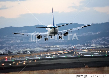 新春の伊丹空港 夕方の着陸直前の飛行機 千里川土手より 新春の伊丹空港 夕方の着陸直前の飛行機 千里川土手より 71578052