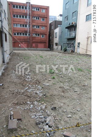 ビルの谷間の更地 71578190