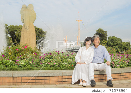 横浜 山下公園を楽しむさわやかミドルシニア夫婦 71578964