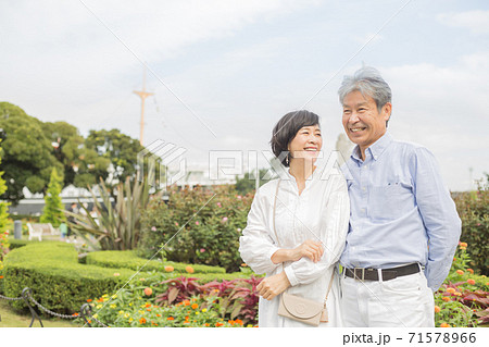 横浜 山下公園を楽しむさわやかミドルシニア夫婦 横浜 山下公園を楽しむさわやかミドルシニア夫婦 71578966