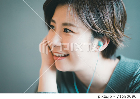30代女性ライフスタイル 71580696