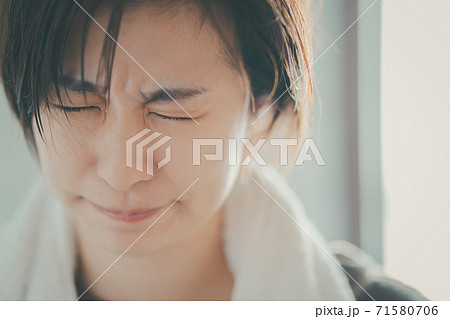 目が痛い朝 71580706