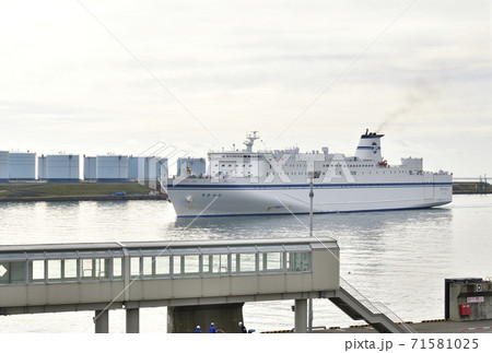 北海道苫小牧市苫小牧西港に入港しフェリーターミナルに接岸するフェリーの風景を撮影 71581025