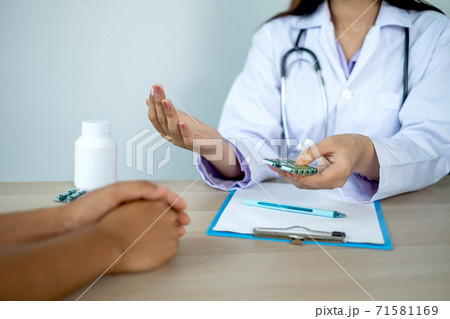 Doctors report health examination results and recommend medication to patients 71581169