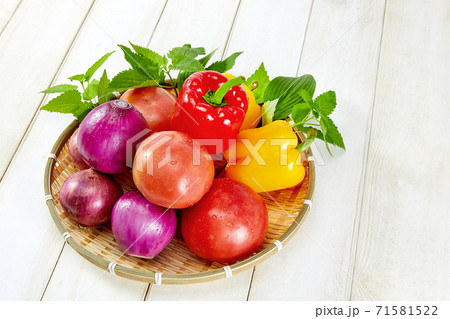 トマト 野菜 バスケット 71581522