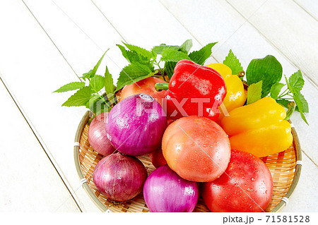 トマト 野菜 バスケット 71581528