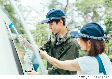 テントを組み立てる テントを組み立てる 71581742