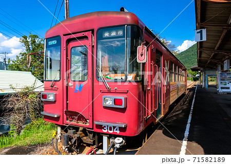 岐阜県 長良川鉄道 美濃市駅に停車する車両 ナガラ300形 岐阜県 長良川鉄道 美濃市駅に停車する車両 ナガラ300形 71582189