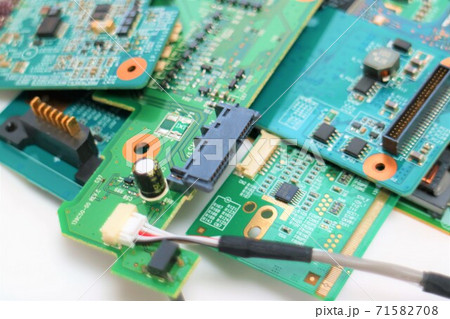 電子基板　電子部品の素材写真 71582708