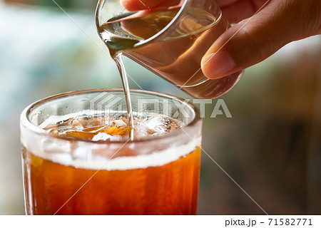 冷たいお茶に注がれるガムシロップ 71582771