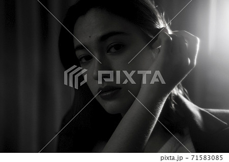 女性のモノクロポートレートの写真素材 [71583085] - PIXTA