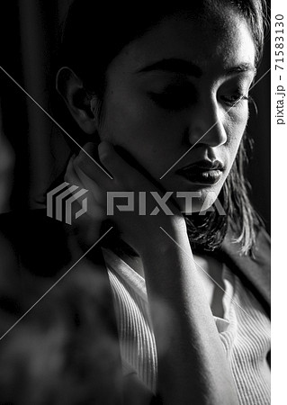 女性のモノクロポートレートの写真素材 [71583130] - PIXTA