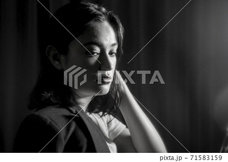 女性のモノクロポートレートの写真素材 [71583159] - PIXTA
