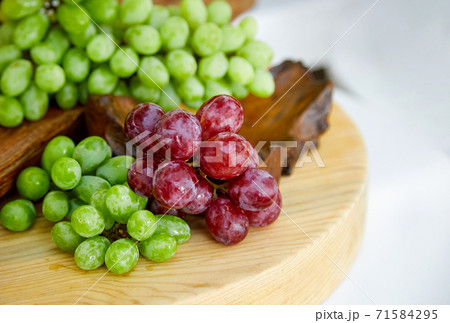 ブドウ 実 フルーツ 71584295
