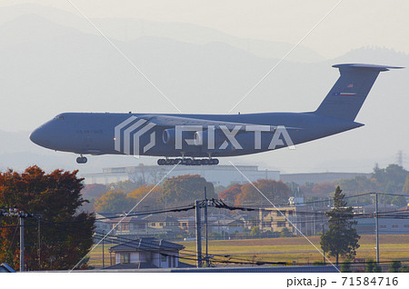 横田基地に着陸するC-5Mスーパーギャラクシーの写真素材 [71584716] - PIXTA