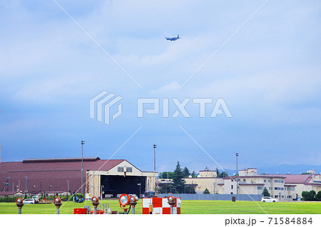 訓練飛行を行う輸送機 71584884