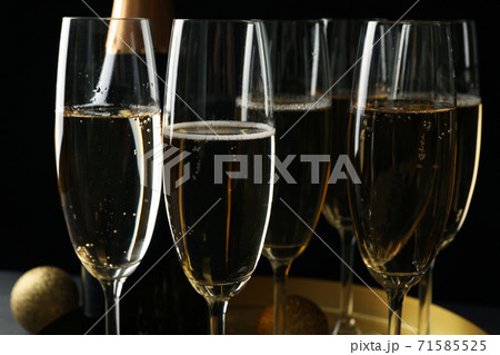 Tray with glasses and bottle of champagne, close up 71585525