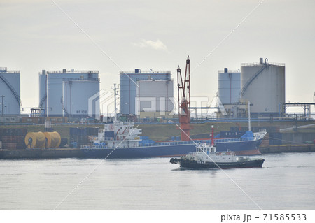 北海道苫小牧市苫小牧西港を往来するタグボートと石油コンビナートの風景を撮影 71585533
