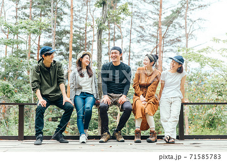 キャンプにきた仲間達 71585783