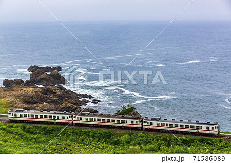 葦毛崎の海岸を走る八戸線の列車　青森県八戸市 71586089