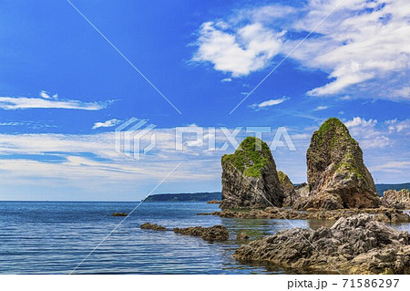 青空と夏の海 ガンガラ穴付近の岩 青森県深浦町 青空と夏の海 ガンガラ穴付近の岩 青森県深浦町 71586297