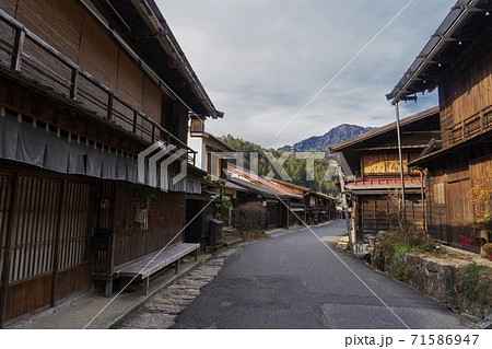 木造家屋が並ぶ昔の宿場町 木曽妻籠宿 長野県 の写真素材