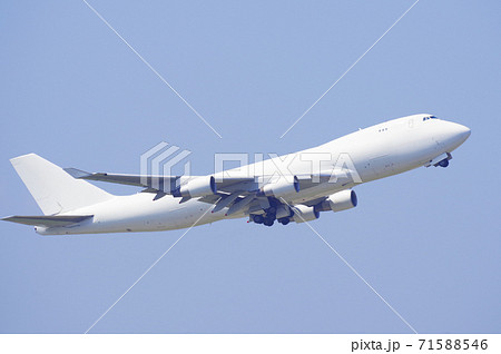 離陸をするジャンボジェット機 71588546