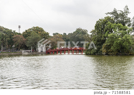 ベトナム・ハノイのホアンキエム湖 71588581