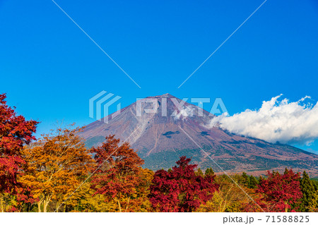 （静岡県）真っ赤な紅葉と富士山 71588825